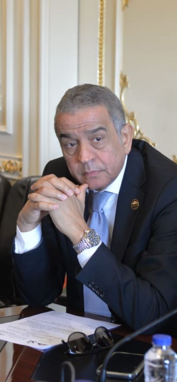 وكيل صناعة النواب:  الدولة تولي اهتماما غير مسبوقا بقطاع الصناعة بعدد من الإجراءات   إجراءات جادة لتوطين الصناعة المصرية للمنافسة بين  الاسواق  الإقليمية والدولية    قال النائب محمد سعد عوض الله وكيل لجنة الصناعة بمجلس النواب أن قطاع الصناعة في مصر يشهد تطور ملحوظ عن العهود السابقة فهو يعد قاطرة التنمية الاقتصادية في الدولة، موضحا أن القيادة السياسية تولي اهتماما كبيرا لهذا القطاع للوصول إلي 100 مليار دولار.  واضاف عوض الله خلال تصريحات له اليوم الثلاثاء أن الدولة توجهت نحو توطين الصناعة المحلية ووضعها علي رأس أولوياتها، تمهيدا للدخول علي خط المنافسة بين الأسواق الإقليمية والدولية بعدد من الإجراءات الجادة .  وافاد وكيل صناعة النواب أنه برغم الظروف الاقتصادية الصعبة التي يعاني منها العالم اجمع مرورا بجائحة كورونا وحتي الحرب الروسية الأوكرانية الا أن مصر لم تتوقف عن تنفيذ مشروعات البنية التحتية والمشروعات القومية ، مشيرا إلي أن هناك مشروعات ضخمة انتهت وآخري بدأت عملها  من أجل النهوض بالصناعة وتطويرها وهذا العمل يحسب للقيادة السياسية وحرصها علي الاستمرارية وعدم التوقف .  وأشار عوض الله أن لجنة الصناعة مستعدة لتقديم كافة الدعم والتسهيلات للمستثمرين من خلال إقرار القوانين ، موضحا أن اللجنة تدرس وتناقش  حاليا مشروع قانون الصناعة الموحد المقدم من النائب علاء قريطم والذي يهدف لجذب الاستثمار وتقديم كافة التسهيلات علي المستثمرين